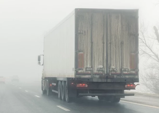 В Видземе автомобиль врезался в упавший с прицепа грузовика контейнер