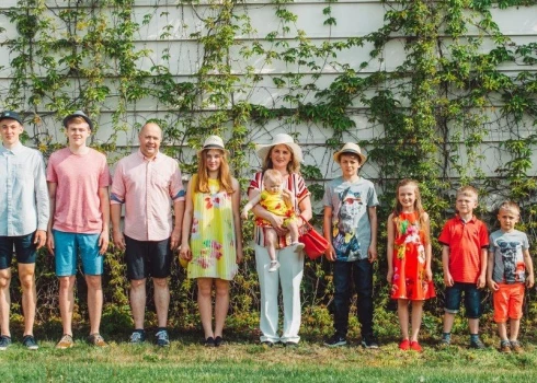 Воспитывают 11 детей: Озолсы из Латвии стали Европейской многодетной семьей 2023 года
