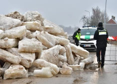 FOTO: Jēkabpilī milzīgi ledus gabali pārstūmušies pāri aizsargdambim, pilnībā nobloķējot ceļu