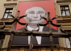 Pretkara plakāts ar Putina miroņgalvu pie Paula Stradiņa Medicīnas vēstures muzeja.