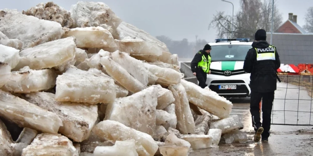 ФОТО: в Екабпилсе огромные куски льда перевалили через защитную дамбу, полностью перекрыв дорогу