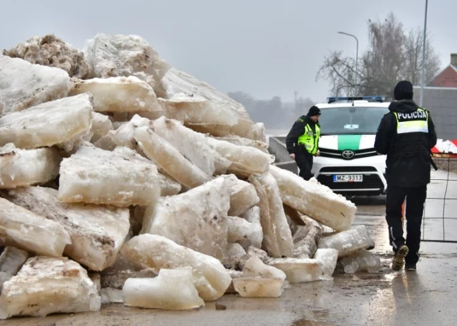 ФОТО: в Екабпилсе огромные куски льда перевалили через защитную дамбу, полностью перекрыв дорогу