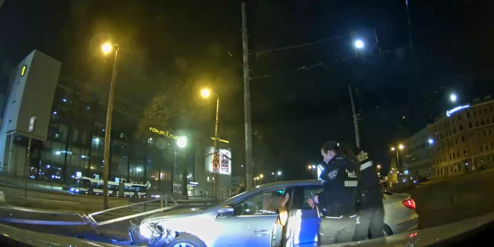Dzērājšoferis bēg no policijas, ietriecas nožogojumā un bloķē tramvaja satiksmi
