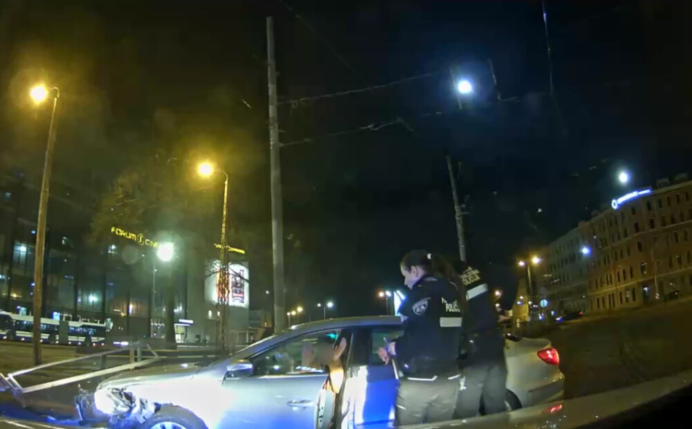 Dzērājšoferis bēg no policijas, ietriecas nožogojumā un bloķē tramvaja satiksmi
