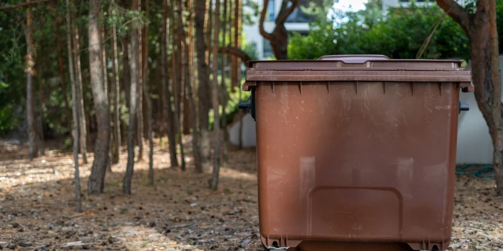 Pie mājas parādījies brūns atkritumu konteiners. Ko tajā drīkst, bet ko nedrīkst mest?