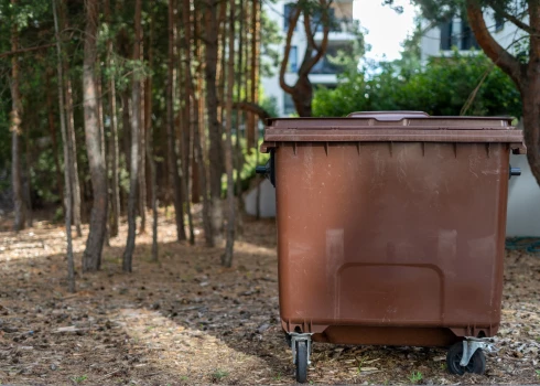 Pie mājas parādījies brūns atkritumu konteiners. Ko tajā drīkst, bet ko nedrīkst mest?