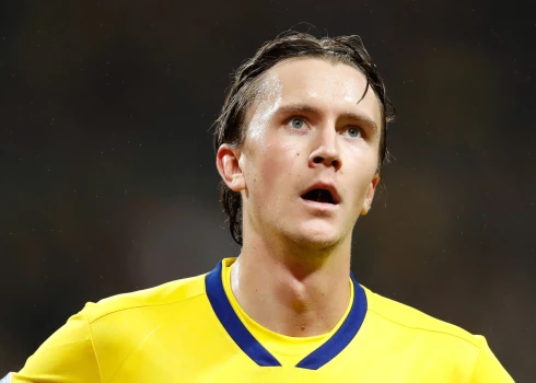 Zviedrijas izlases spēlētājs Ulsons jau nedēļu bezsamaņā; viņam konstatē akūtu smadzeņu slimību