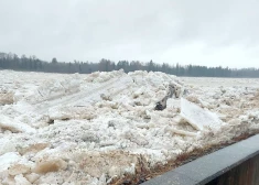 FOTO: ledus sastrēgums pie Pļaviņām izkustējies, un ūdens līmenis Daugavā pie Jēkabpils varētu kristies