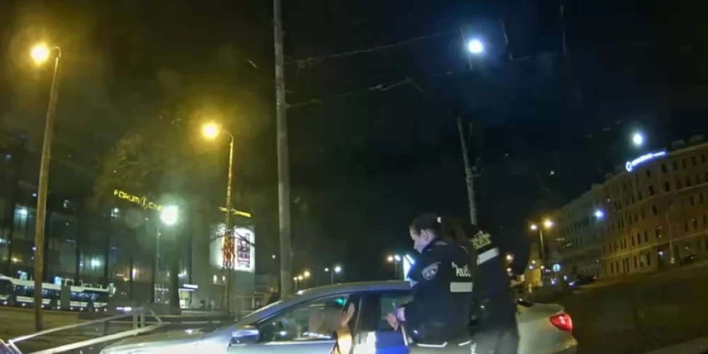 Убегая от полиции в центре Риги, пьяный водитель врезался в ограждение и блокировал движение трамвая