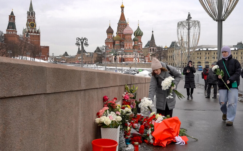 Rietumvalstu vēstnieki Maskavā godina Borisa Ņemcova piemiņu — pirms 9 gadiem Putina kritiķi nošāva pie Kremļa
