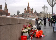 Rietumvalstu vēstnieki Maskavā godina Borisa Ņemcova piemiņu — pirms 9 gadiem Putina kritiķi nošāva pie Kremļa