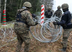 Polijas armija 2022. gadā gar robežu Kēnigsbergas anklāvu novilka dzeloņstieples. (foto: Scanpix / EPA)