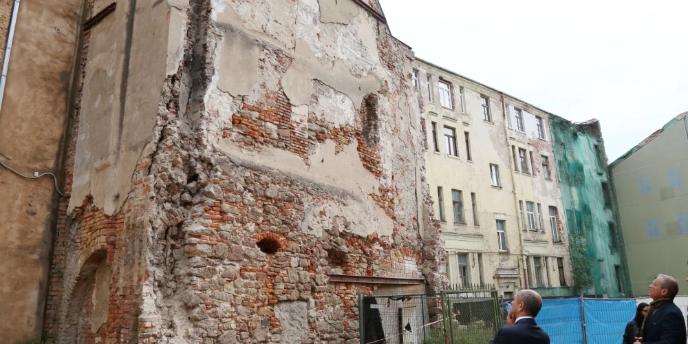 Хотя дом, построенный в 18 веке, в настоящее время находится в аварийном состоянии и ему присвоен статус экологически деградирующего объекта, у него имеется утвержденный проект строительства.