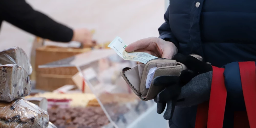 Vidējā alga "uz papīra" Latvijā pērn palielinājās par 164 eiro