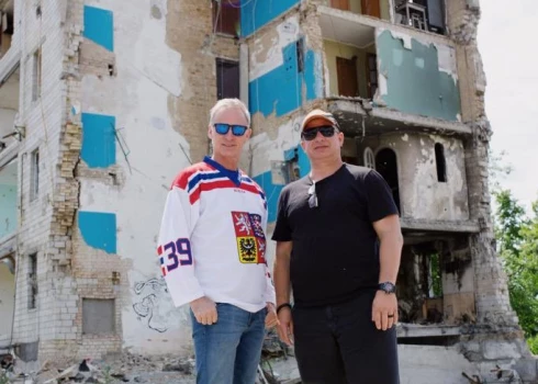 Dominiks Hašeks 2023. gadā kara izpostītajā Borodjankas pilsētā Ukrainā (foto: Hašeka "X" konts)