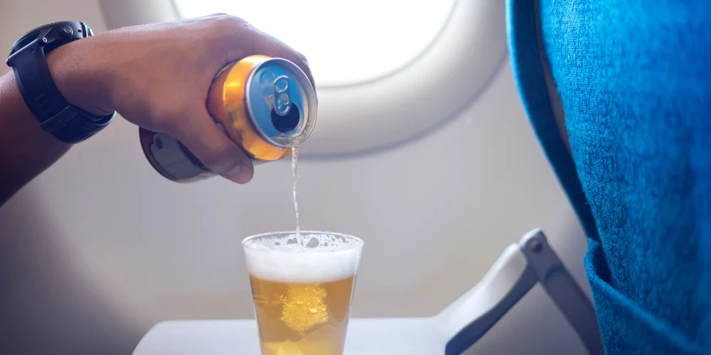 В Латвии резко выросло количество пьяных авиапассажиров - некоторые успевают сильно напиться еще до полета