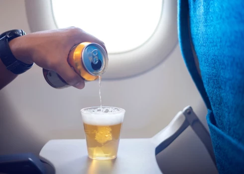 В Латвии резко выросло количество пьяных авиапассажиров - некоторые успевают сильно напиться еще до полета