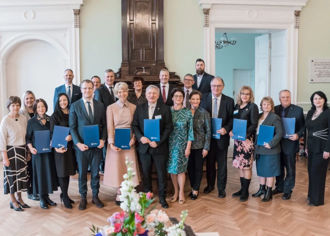 Šodien, 28. februārī Latvijas Universitātes (LU) galvenajā ēkā tikās LU rektors, profesors Indriķis Muižnieks, Izglītības un zinātnes ministre Anda Čakša (JV), kā arī citu universitāšu, valstspilsētu un novadu pašvaldību pārstāvji. Tikšanās mērķis - parakstīt vienošanos, kas paredz turpmāku kopīgu darbu pedagogu sagatavošanas un profesionālās pilnveides jauntājumos.