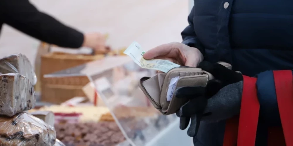 Средняя зарплата "на бумаге" в Латвии в прошлом году выросла на 164 евро