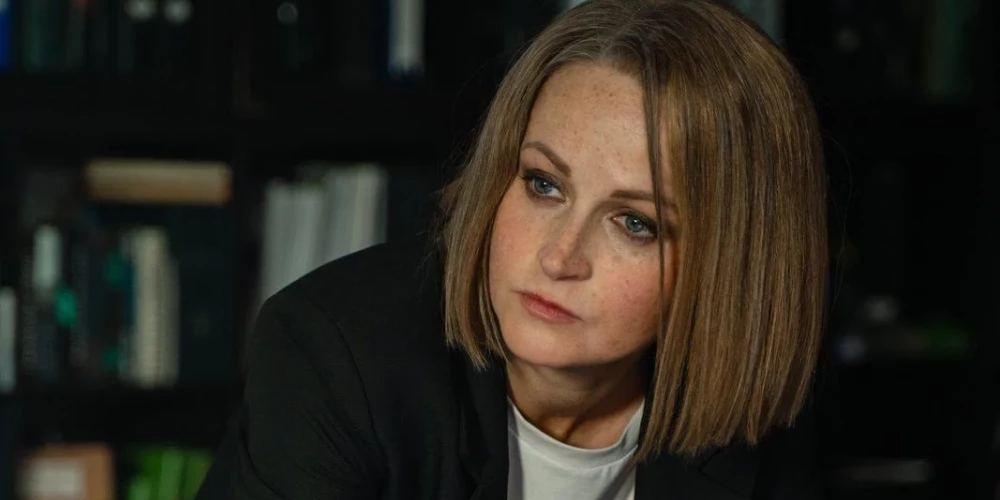 Яна Сексте родилась 6 апреля 1980 года в Риге. В 2002 году окончила Школу студию МХАТ (курс О. Табакова и М. Лобанова). По окончании училища три сезона работала в Рижском русском театре, где сыграла несколько ролей. По результатам опроса зрителей стала лучшей молодой актрисой Рижского театра русской драмы сезона 2003—2004 годов. В 2005 году была принята в труппу театра-студии п/р Табакова. Параллельно была занята в спектаклях МХТ им. Чехова.