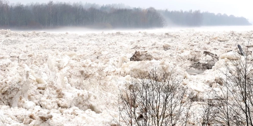 FOTO: Daugavas posmā pie Jēkabpils izsludina sarkano plūdu brīdinājumu ...
