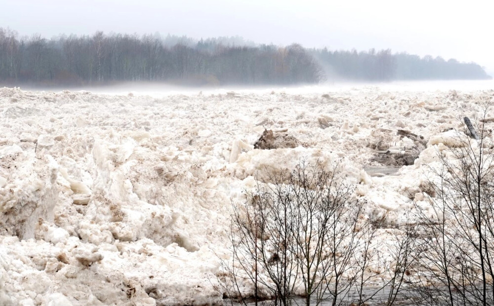 FOTO: Daugavas posmā pie Jēkabpils izsludina sarkano plūdu brīdinājumu - upē iespaidīgi ledus krāvumi