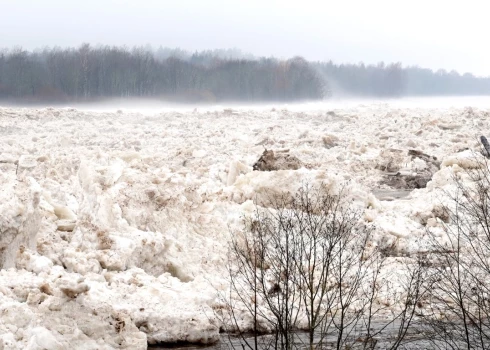 FOTO: Daugavas posmā pie Jēkabpils izsludina sarkano plūdu brīdinājumu - upē iespaidīgi ledus krāvumi