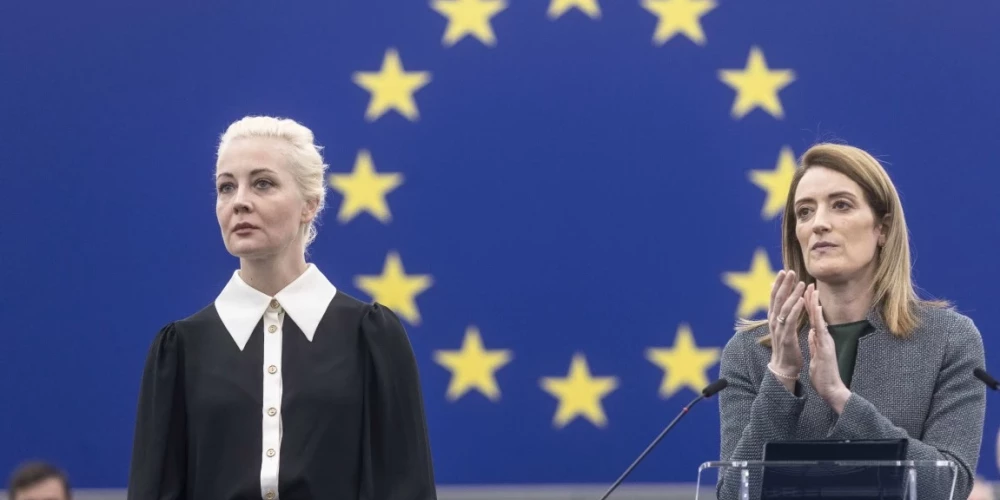 Sveicot Navaļnaju plenārsēžu zālē, EP priekšsēdētāja Roberta Metsola uzsvēra, ka daudziem Krievijā un arī ārpus tās Navaļnijs nozīmēja cerību uz labākiem laikiem, brīvu Krieviju un nākotni.