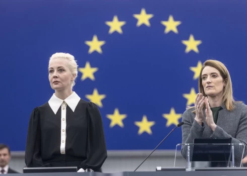 Sveicot Navaļnaju plenārsēžu zālē, EP priekšsēdētāja Roberta Metsola uzsvēra, ka daudziem Krievijā un arī ārpus tās Navaļnijs nozīmēja cerību uz labākiem laikiem, brīvu Krieviju un nākotni.