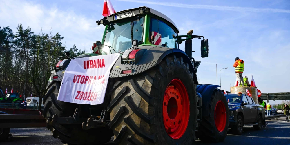 Polija apsver slēgt robežu Ukrainas importam