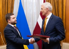 Kariņš saņem Ukrainas "Nopelnu ordeni"
