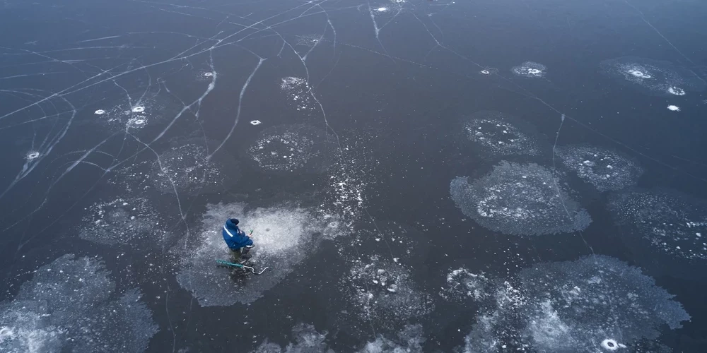 Провалившийся под лед рыбак в Лимбажи чудом полчаса оставался на плаву, пока ждал спасателей