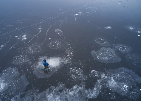 Провалившийся под лед рыбак в Лимбажи чудом полчаса оставался на плаву, пока ждал спасателей