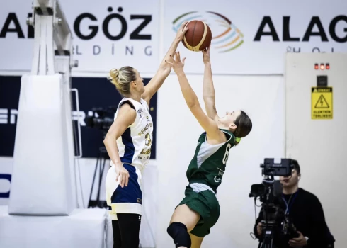 VIDEO: Laksa ar "Fenerbahce" komandu iekļūst FIBA Eirolīgas finālčetriniekā; Gulbe palīdz panākt izšķirošo spēli