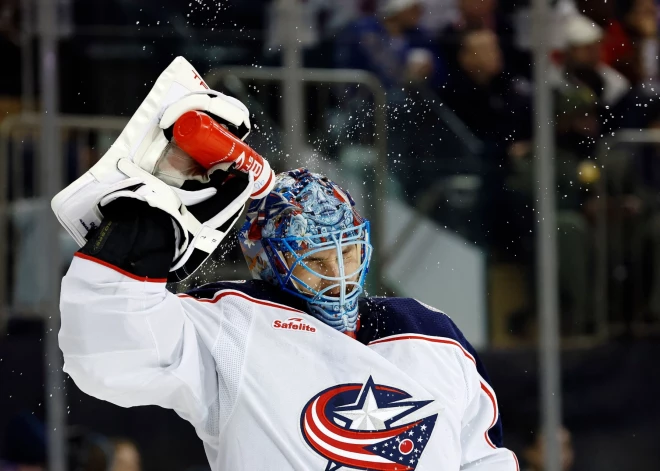 Merzļikins atvaira 26 metienus "Blue Jackets" zaudējumā NHL spēlē; Šilovs tikpat AHL