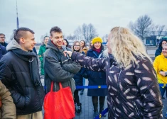 В традиционном конкурсе в честь первого покупателя на этот раз победил Адриан, который встал в очередь ровно в 00.00.