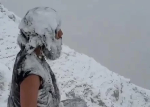 Video: sniega klāts jogs meditē Himalajos. Trauksme sociālajos tīklos: vai tas nav dzīvībai bīstami?