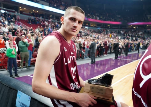 Latvijas izlases spēlētājs Andrejs Gražulis pēc "Arēnā Rīga" notikušās spēles pret Slovākiju saņēma Latvijas Basketbola savienības balvu kā "Paraugs sportā".
