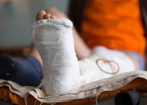 Парня со сломанным штифтом в ноге отправили из больницы домой: "Операции не будет!"