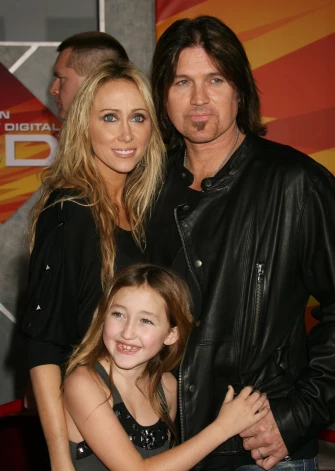 Noa Sairusa ar vecākiem 2008. gadā.