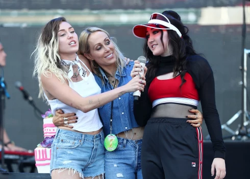 Tiša Sairusa ar abām meitām Mailiju un Nou 2017. gadā.