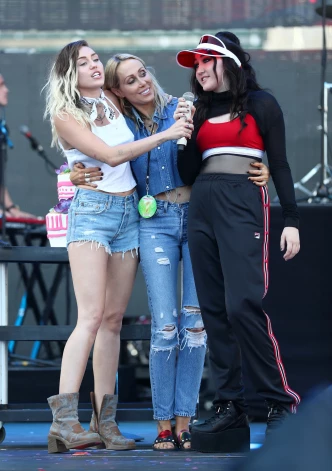 Tiša Sairusa ar abām meitām Mailiju un Nou 2017. gadā.