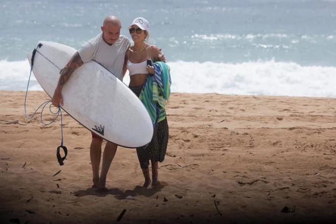 Tiša Sairusa-Persela un Dominiks Persels medusmēnesī Havaju salās.