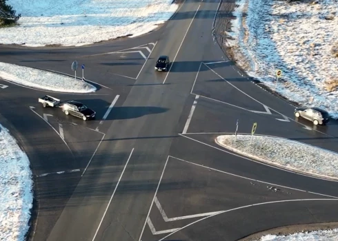 VIDEO: Valsts policija Kuldīgā ar drona pieķer ceļu satiksmes noteikumu pārkāpējus