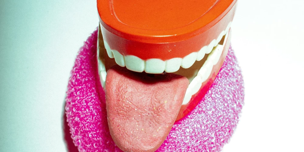 Не только зубы: почему всем людям нужна чистка языка