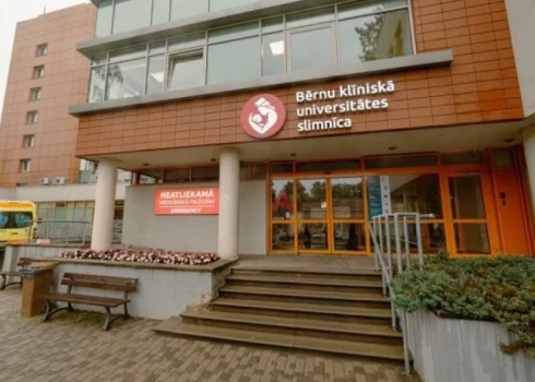 В детской больнице в Риге задержали мужчину с ножом; посетителей эвакуировали