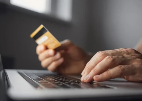 Iepriekš arī ir vēstīts par šādiem zvaniem, kuri - kā uzrāda telefons - it kā notiek no konkrēta numura, kura īpašnieks patiesībā notiekošajā nav iesaistīts. (Foto: Shutterstock)