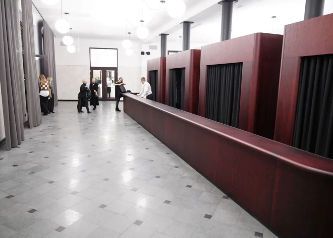 Jaunā Rīgas teātra (JRT) atjaunotā ēka ir gan skaista, gan funkcionāla, ceturtdien atklāšanas pasākumā uzsvēra JRT mākslinieciskais vadītājs Alvis Hermanis. Viņš norādīja, ka gājis traki, taču šodien visas peripetijas un kaislības tiek aizmirstas, jo galvenais ir rezultāts. Hermanis pieļāva, ka arhitektūrā visgrūtākais ir uzbūvēt teātri, jo ir pārāk daudzi un sarežģīti dotie nosacījumi.