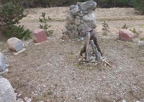 В лиепайской Каросте похищен металлический памятный крест с надписью "8 курелийцев"