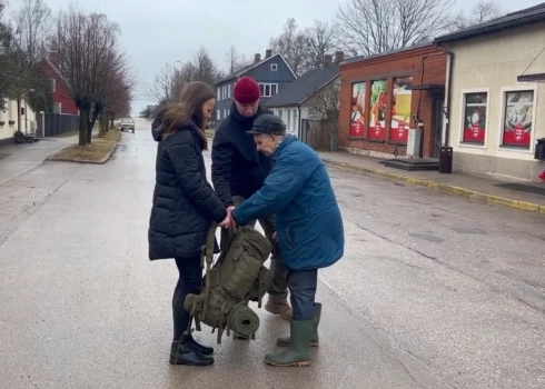 FOTO, VIDEO: kā sagatavot 72 stundu krīzes somu, un kur ar to doties? Atbild izdzīvošanas eksperts